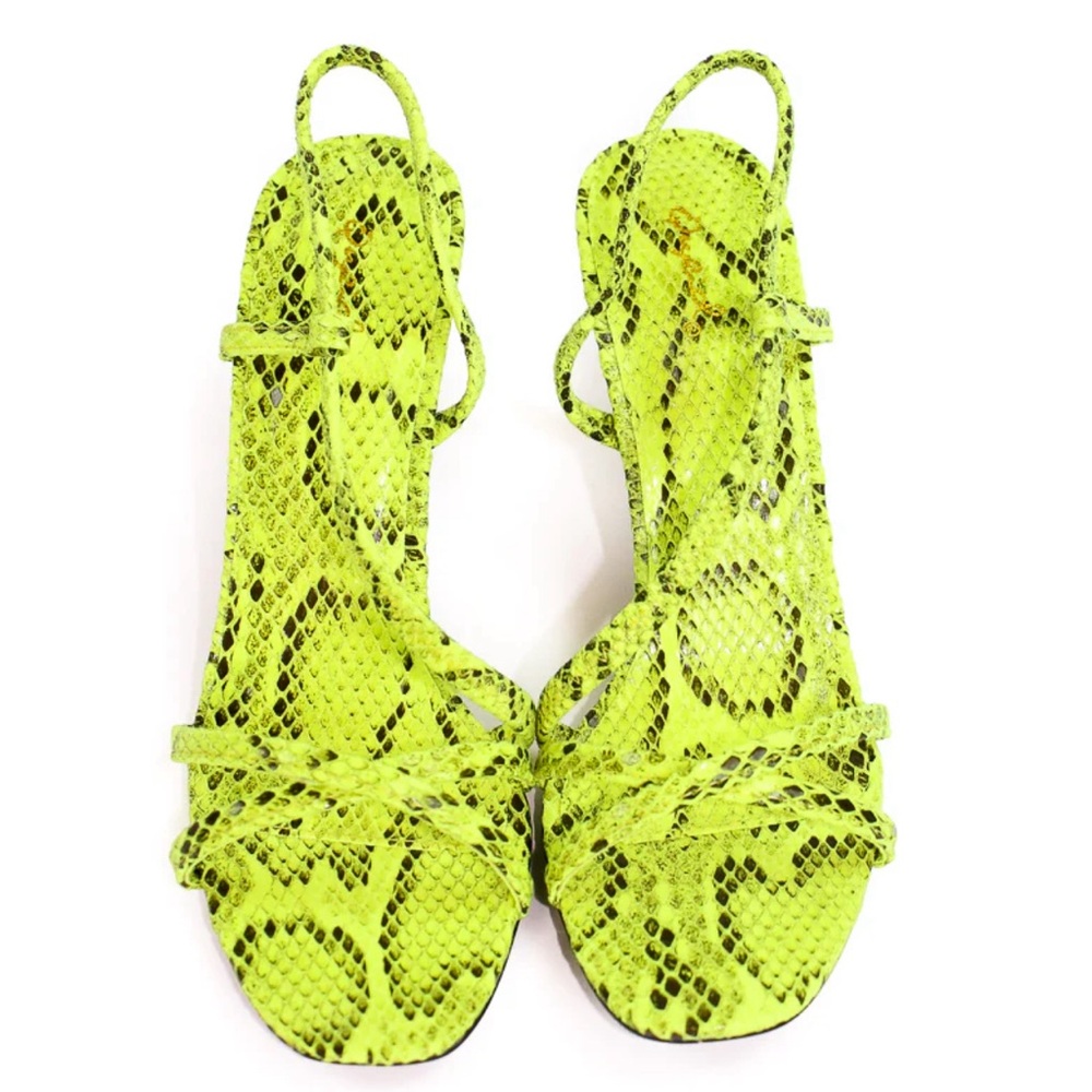 Snake embossed heel.